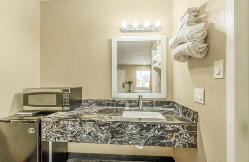 Rockdale Apartment | 2 Queen Bed|Smoking|Rockdale TX