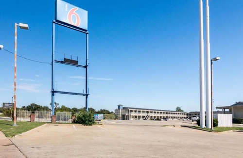 Wichita Falls Apartment | 2 Queen Beds | Mobility Accessible Tub Nsmk