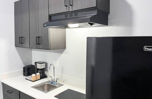 Southeast Houston Apartment | 2 Queen Beds|Mobil Access|RI Shr|Ktchn