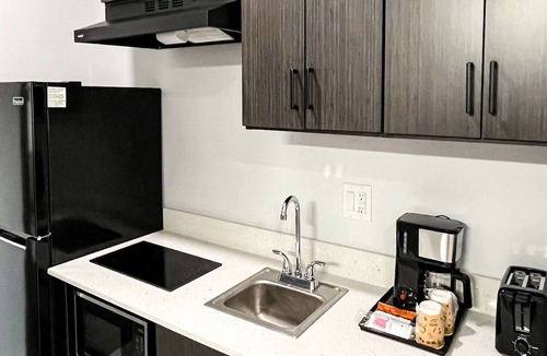 Southeast Houston Apartment | 2 Queen Beds|Mobil Access|RI Shr|Ktchn