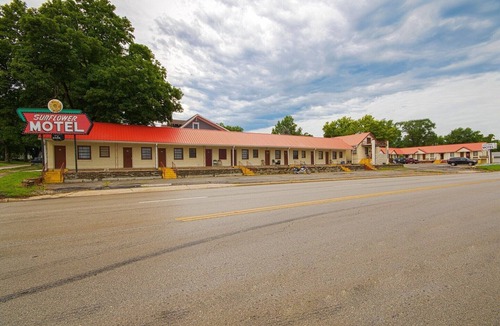 Hiawatha Apartment | 2 Queen Beds|Non-Smoking