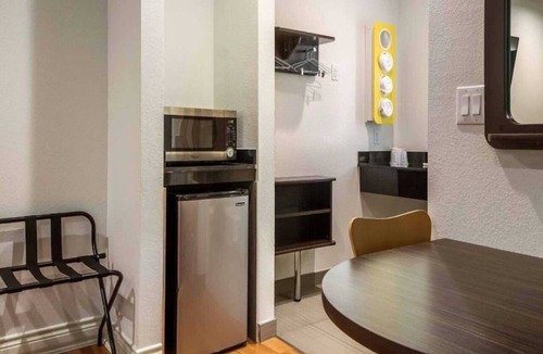 Greater Greenspoint Apartment | 2 Queen Beds | Non-Smoking, Micfridge