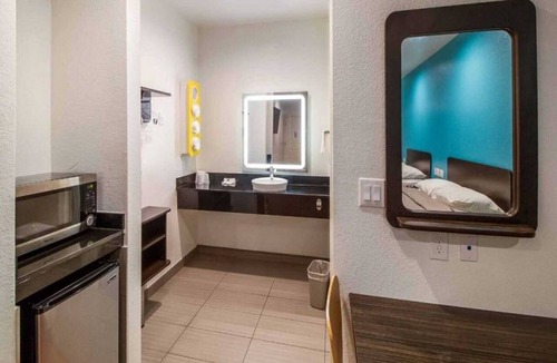 Greater Greenspoint Apartment | 2 Queen Beds | Non-Smoking, Micfridge
