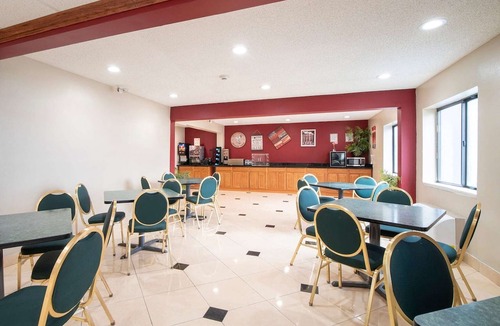 Greater Greenspoint Apartment | 2 Queen Beds Non-Smoking