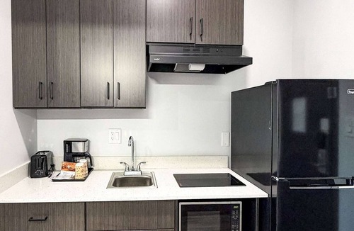 Southeast Houston Apartment | 2 Queen Beds|Non-Smoking,Kitchen