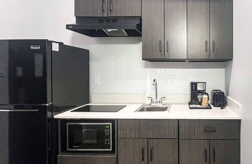 Southeast Houston Apartment | 2 Queen Beds|Non-Smoking,Kitchen