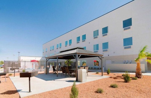 Midland Apartment | 2 Queen Beds | Non-Smoking