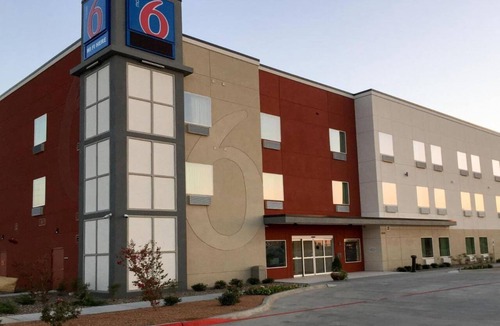 Midland Apartment | 2 Queen Beds | Non-Smoking