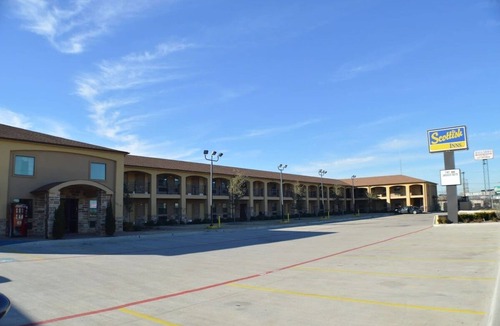 Fort Worth Hotel | 2 Queen Beds Room, Scottish Inns, Free Parking, Located just off I-35