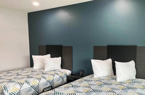 Southeast Houston Hotel | 2 Queen Beds Room w/Kitchen | Free Parking | 6.4 Miles to Hobby Airport