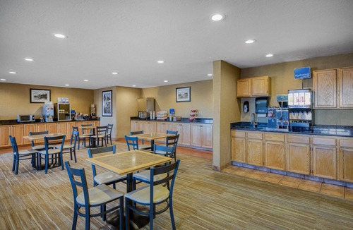 Blackfoot Hotel | 2 Queen Beds | Shared Hot Tub Access | 1.1 Miles to County Historical Museum