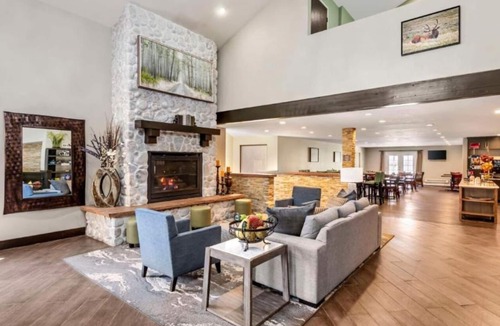 Eagle Hotel | 2 Queen Beds Stay w/Free Breakfast| Access to Indoor Heated Pool & Free Parking