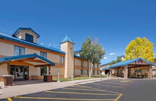 Eagle Hotel | 2 Queen Beds Stay w/Free Breakfast| Access to Indoor Heated Pool & Free Parking