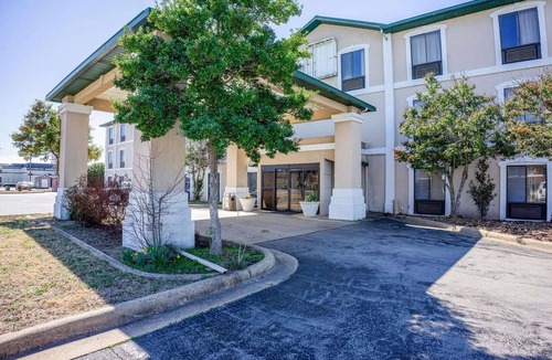 Jonesboro Apartment | 2 Queen Beds Suite Non-Smoking