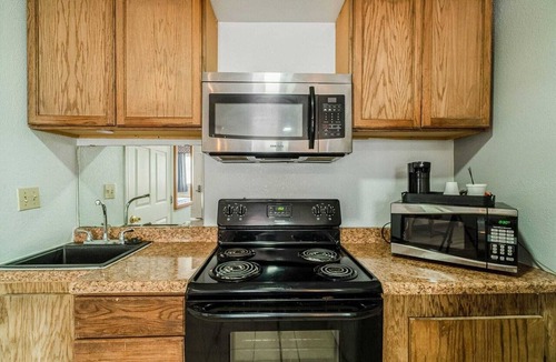 Ira Apartment | 2 Queen Beds with Kitchenette