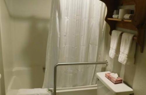 Packwood Hotel | 2 Queen Suite w/Kitchenette near Packwood Lake Trailhead | Perfect for Skiers