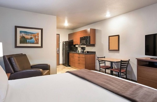 La Vista Hotel | 2 Queen Suites w/Recliners & Kitchens Close to Omaha’s Top Attractions & Dining