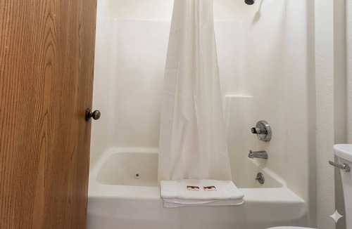 Greenville Hotel | 2 Relaxing & Budget-Friendly Rooms Near DeMoulin Museum | Free Onsite Parking