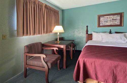 Vega Hotel | 2 Relaxing Budget-Friendly Rooms w/Free Parking, Near Route 66 Restaurants