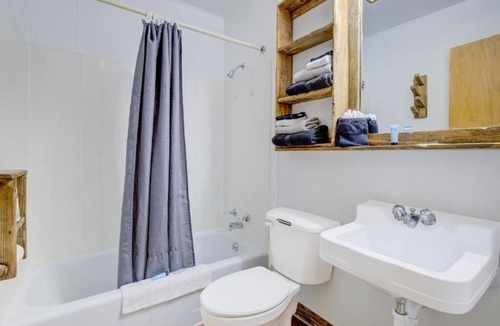 Chamberlain Hotel | 2-Room Chamberlain Stay w/Free Parking – Easy Access to I-90 for Travelers