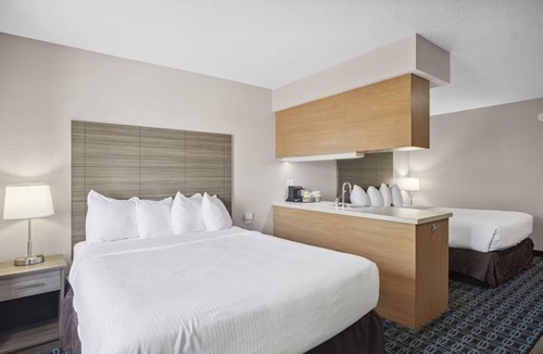 Blue Springs Hotel | 2 Simple and Inviting Rooms w/Seasonal Pool for Easy Getaways
