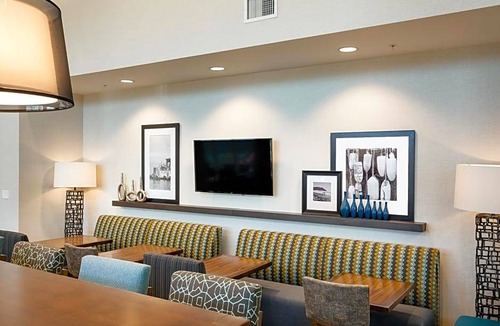 Maple Leaf Hotel | 2-Star Hotel ∙ Hampton Inn & Suites by Hilton Seattle/Northgate