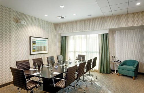 Maple Leaf Hotel | 2-Star Hotel ∙ Hampton Inn & Suites by Hilton Seattle/Northgate
