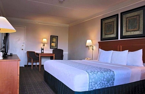 Albuquerque Hotel | 2-Star Hotel ∙ La Quinta Inn by Wyndham Albuquerque Airport