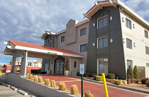 Albuquerque Hotel | 2-Star Hotel ∙ La Quinta Inn by Wyndham Albuquerque Airport
