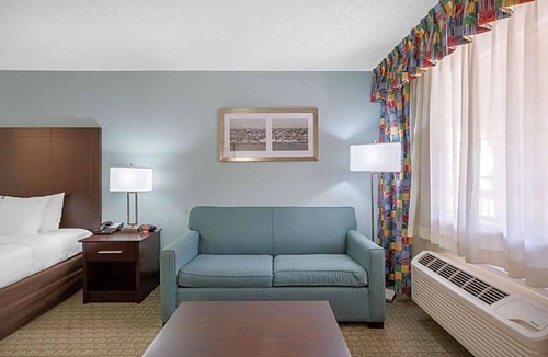 Clute Hotel | 2-Star Hotel ∙ Quality Inn Clute Freeport