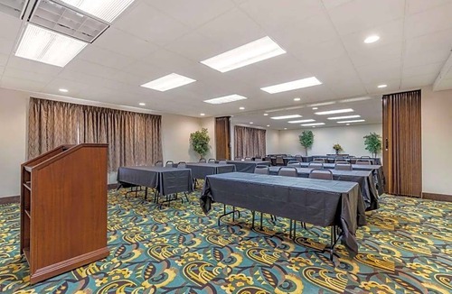 Wetmore Hotel | 2-Star Hotel ∙ Quality Inn San Antonio Fiesta at Six Flags