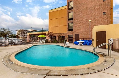 Wetmore Hotel | 2-Star Hotel ∙ Quality Inn San Antonio Fiesta at Six Flags