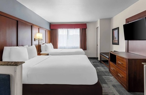 Englewood Hotel | 2 Stylish Denver Suites Close to Shopping, Parks, Trails & Entertainment
