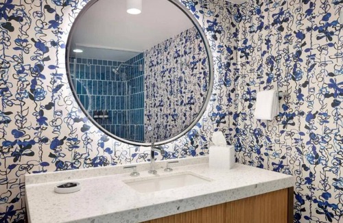 Glencoe Hotel | 2 Stylish Suites Near Mockingbird Station with Spa & Outdoor Pool