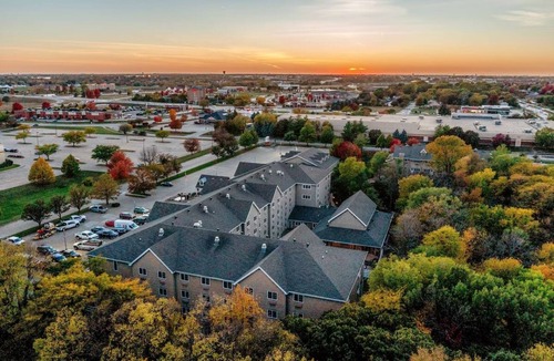 Johnston Hotel | 2 Suites | Modern Stay in Johnston, IA | 5 mi to Gray’s Lake Park