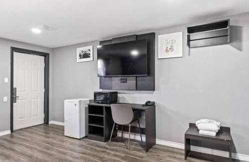 Cleburne Hotel | 2 Tranquil Rooms Perfect for Easy Access to the City’s Landmarks & Attraction