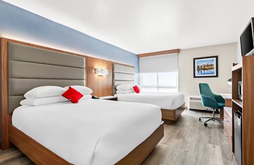 Cheyenne Hotel | 2 Units | Pet-Friendly Stay by Cheyenne Regional Airport w/Deluxe 2 Queen Beds