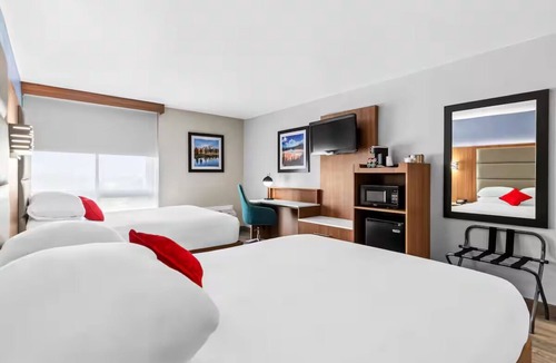 Cheyenne Hotel | 2 Units | Pet-Friendly Stay by Cheyenne Regional Airport w/Deluxe 2 Queen Beds