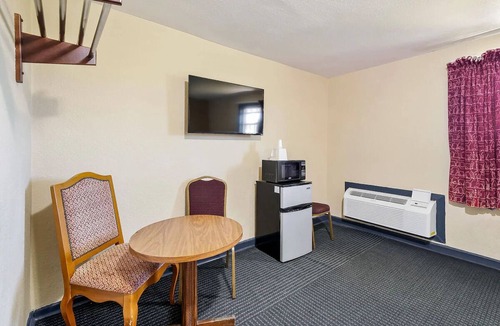 Luling Hotel | 2 Units | Value-Oriented Downtown Lodging Near Events & Local Festivals