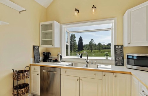 Eatonville House | 20-Acre Farmhouse Escape | Mount View, Pond &Grill