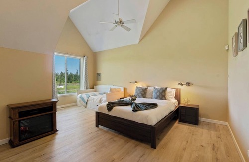 Eatonville House | 20-Acre Farmhouse Escape | Mount View, Pond &Grill