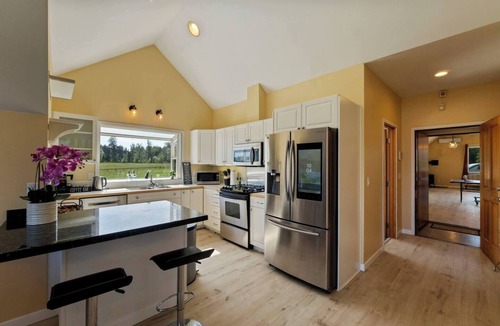 Eatonville House | 20-Acre Farmhouse Escape | Mount View, Pond &Grill