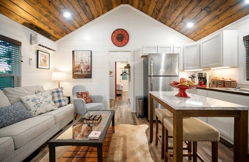 Golden Cabin | 27 Private Acres/Pet Friendly/Fishing Pond