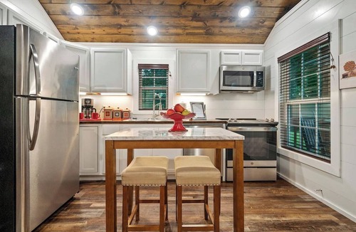 Golden Cabin | 27 Private Acres/Pet Friendly/Fishing Pond