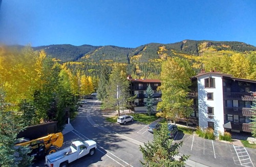 Vail Condo | 2Bdrm 2Ba + Loft w 3 beds Top fl end unit wall of windows lg balcony over creek