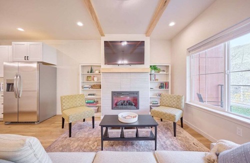 Cashmere Condo | 2BR/2BA Riverfront Condo w/Deck