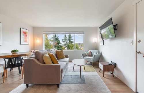 North Queen Anne Apartment | 2BR Chic Colorful Queen Anne Apt - 4m to DT Seattle, Free Parking - NEW