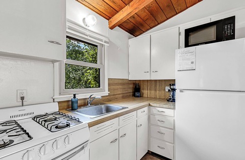 Cheyenne Apartment | 2BR Cozy Cabin Vibes | King Bed + Vaulted Ceilings