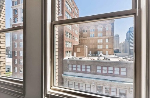 Downtown Kansas City Apartment | 2BR Cozy Downtown Loft with Indoor Pool & Gym