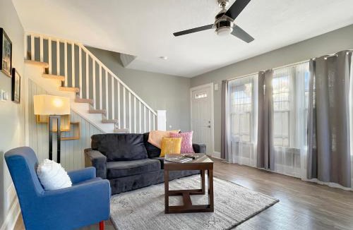 Des Moines House | 2BR Family Charmer Duplex near Drake